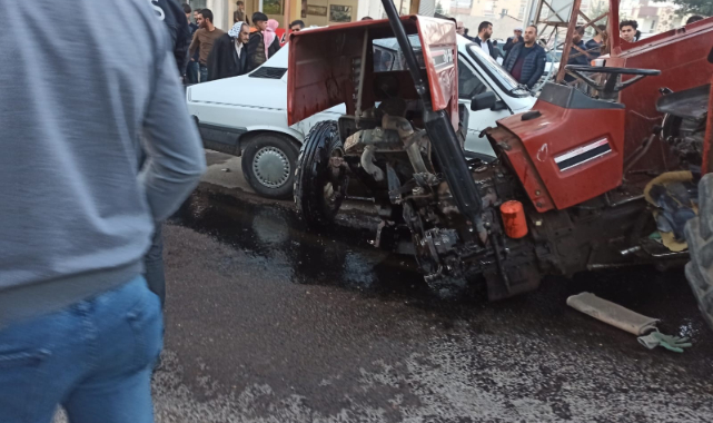 Otomobil ile çarpışan traktör ikiye bölündü; 4 yaralı