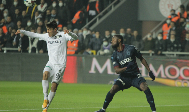 Trabzonspor İzmir'de geriden gelip kazandı