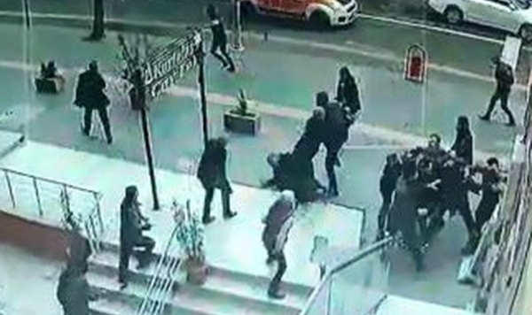 Adliye çıkışında kavga! 1 ölü, yaralı