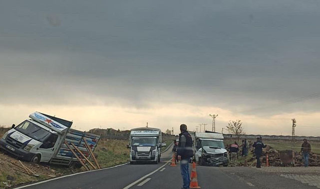 İki kamyonet çarpıştı!