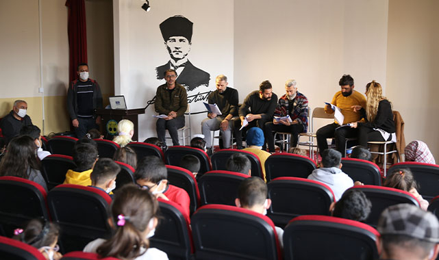 Tiyatro ekibi, görme engelliler için sahneye çıktı!