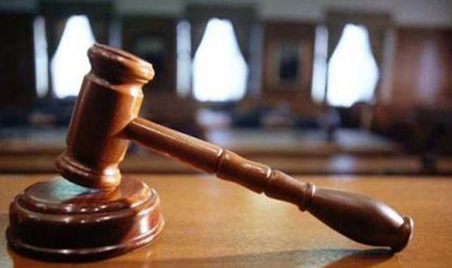 ‘Beceriksiz ve cahil’ kelimesi işinden etti