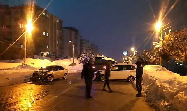 Buzlanma kaza getirdi! 2 yaralı