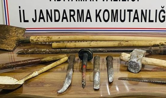 Kaçak kazı yapan 3 şüpheli suçüstü yakalandı