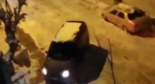 Karlı yolda çarpışan çarpışana!