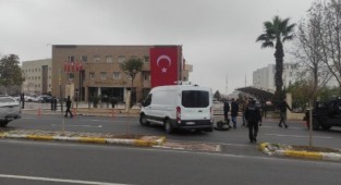 Valilik önündeki şüpheli çanta fünye ile patlatıldı