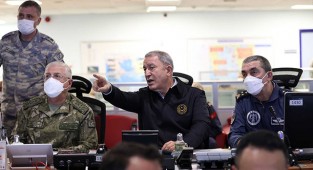 Bakan Akar, operasyonu harekat merkezinde takip etti!