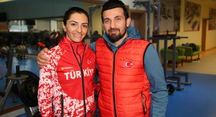 Balayını erteleyen çift Urfa’da hazırlanıyor