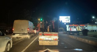 Çocukları kasada taşıyan kamyonet trafikten men edildi!