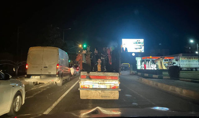 Çocukları kasada taşıyan kamyonet trafikten men edildi!
