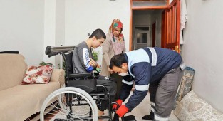 Engelli 3 çocuk, tekerlekli sandalyeye kavuştu!