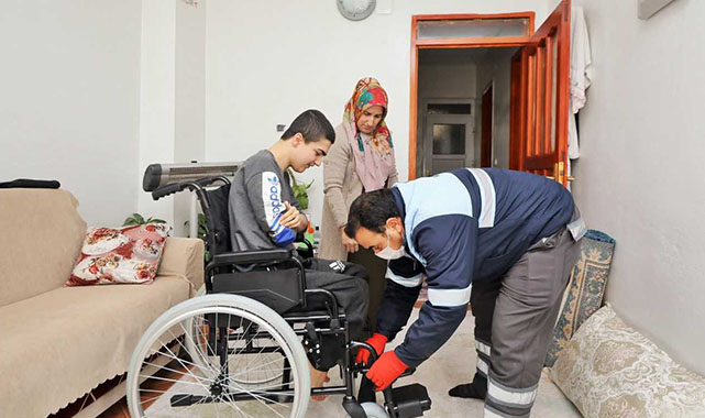 Engelli 3 çocuk, tekerlekli sandalyeye kavuştu!