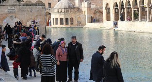 Güneşli havada Balıklıgöl'de yoğunluk oluştu