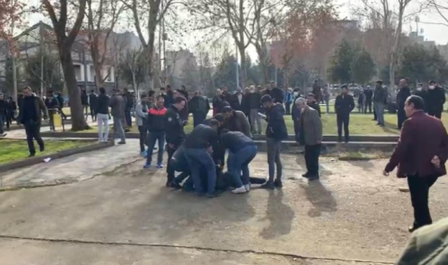 Parkta yürüyen genç bıçaklı saldırıya uğradı