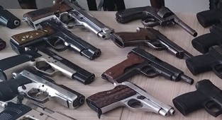 Otomobilde 47 tabanca ele geçirildi!