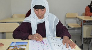 77 yaşında okuma yazma öğreniyor!