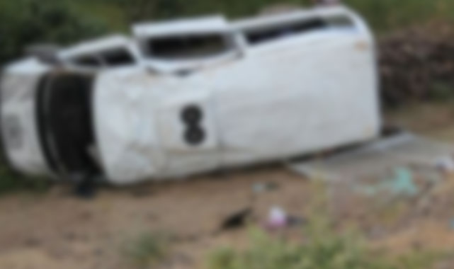 Devrilen minibüste hasar oluştu!