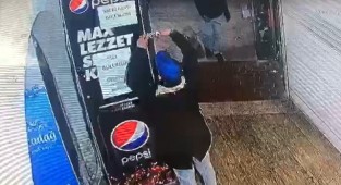 Dükkan sahibinin açık unuttuğu dolabı gençler kilitledi!
