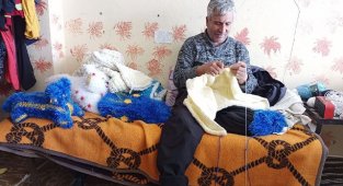 Engelli adam, örgü örerek ailesini geçindiriyor!