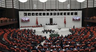 Meclis seçim barajı için mesai yapacak