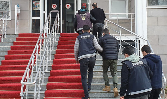 Otomobilde uyuşturucu taşıyan 2 kişi tutuklandı!