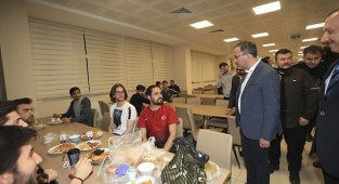 Bakan Kasapoğlu, öğrencilerle sahur yaptı!