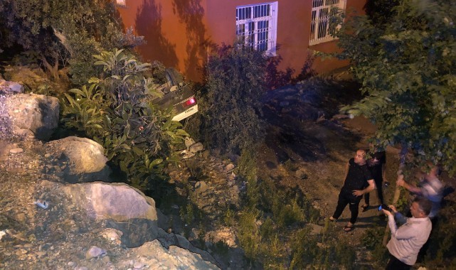  Çay içerken şok yaşadılar: Bahçelerine araç uçtu