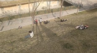 Çocuklar tehlikeli yerde çimende kaydı