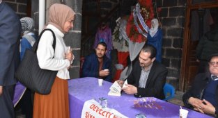 Yazarlar imza gününde bir araya geldi