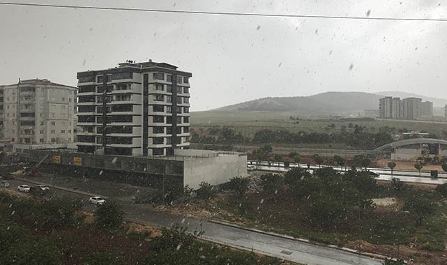 Dolu ve sağanak Antep'te etkili oldu