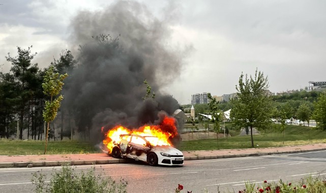 Karaköprü'de seyir halindeki araç yandı; 2 yaralı