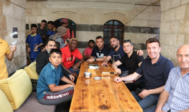Eski milli futbolculardan Urfa'da ciğer keyfi