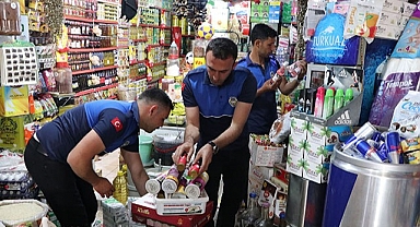 Haliliye’de zabıta tarihi geçmiş gıdaları imha etti