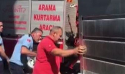 Atık kağıt toplamak isterken gömme çöp konteynerine düştü