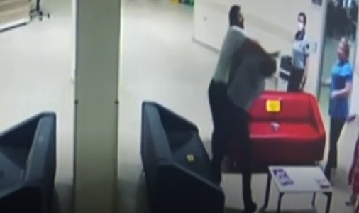 İlaç yazdırmaya giden kişi güvenlikçiyi darp etti