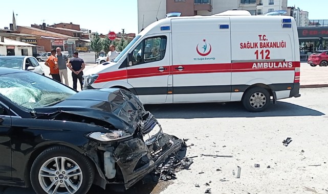 Üç aracın karıştığı kazada 2 kişi yaralandı