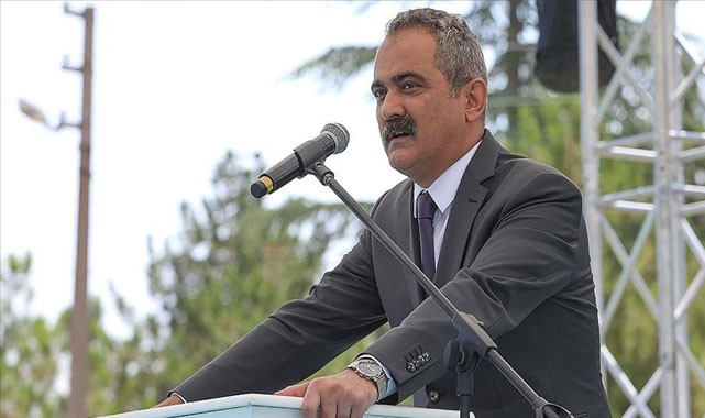 Bakan Özer, kitaplar 81 ile gönderildi