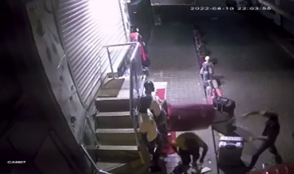 Hırsızlık yapan kişiyi bavulla dövdüler