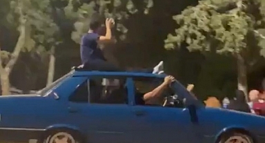  Otomobil tavanında tehlikeli yolculuk!