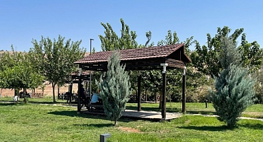 Urfa'da vatandaşlar park ve havuzlara akın etti