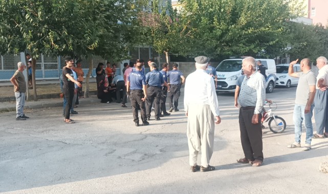 Yaşlı adam sokak ortasında bıçaklandı!