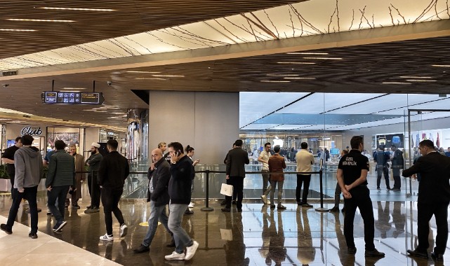 57 bin TL'lik cep telefonunu almak için kuyruğa girdiler