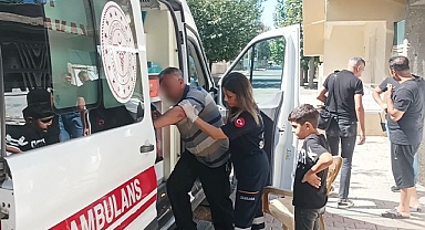 Eline bıçak alıp anne babasına saldırdı!