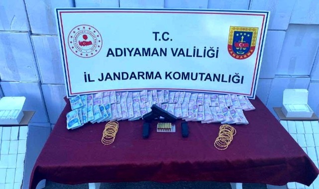 Makaron yüklü araçtan altın ve para çıktı