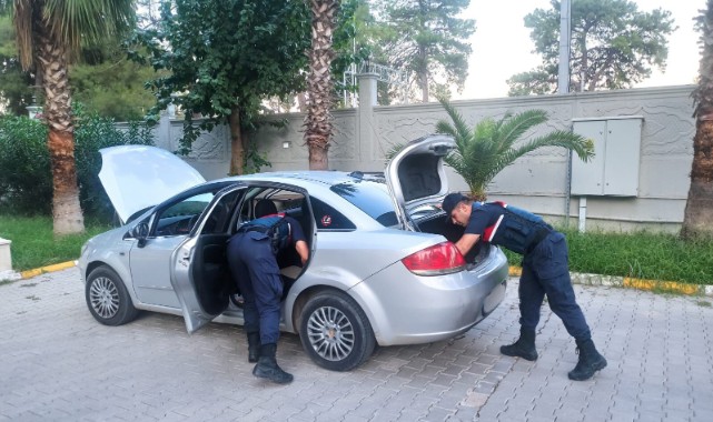Otomobil içinde uyuşturucu madde kullanan 5 kişi yakalandı