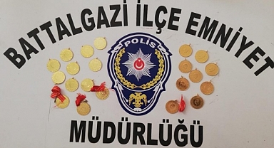 Sahte altınları satarken yakalandı