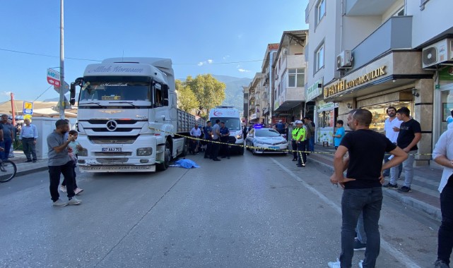 Seyyar satıcı, tırın altında feci şekilde can verdi
