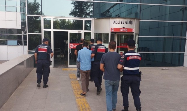 Sigara hırsızları yakayı ele verdi