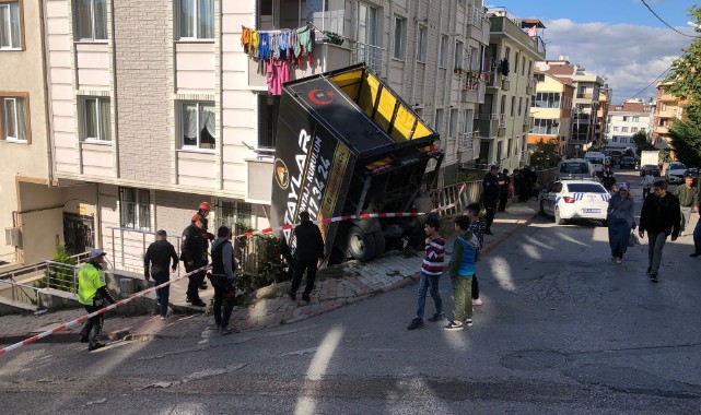 Freni boşalan Kamyonet bina bahçesine uçtu