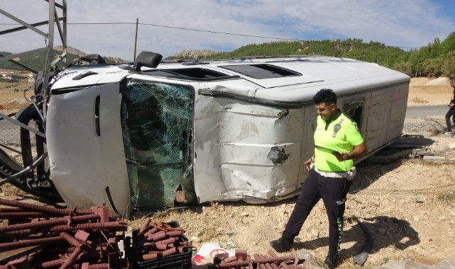 Freni boşalan minibüs şarampole yuvarladı